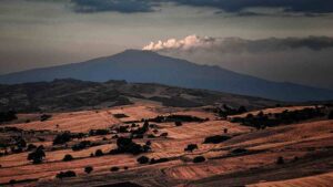 Avviso ai turisti: muore un americano mentre scala l'Etna in Sicilia