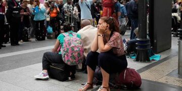 I treni SNCF in Francia fermi dopo un 'massiccio' incendio doloso: caos per 800.000 viaggiatori 9 I treni SNCF in Francia fermi dopo un 'massiccio' incendio doloso: caos per 800.000 viaggiatori