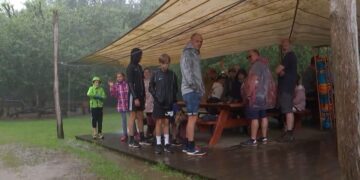 "Indosseremo semplicemente il cappello del sì": i turisti cercano di restare positivi di fronte al clima umido della Danimarca 10 Tourists stand in the rain in HighPark Sønderjylland, Denmark.
