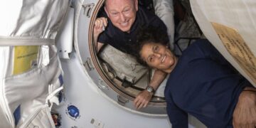 La NASA afferma che non c'è ancora una data di ritorno per gli astronauti del Boeing Starliner bloccati sulla ISS 1 Boeing Crew Flight Test astronauts Butch Wilmore, left, and Suni Williams pose for a portrait on the ISS.