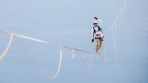 Slackliner attraversa con successo lo Stretto di Messina lungo 3,6 km e manca il record mondiale di 80 m