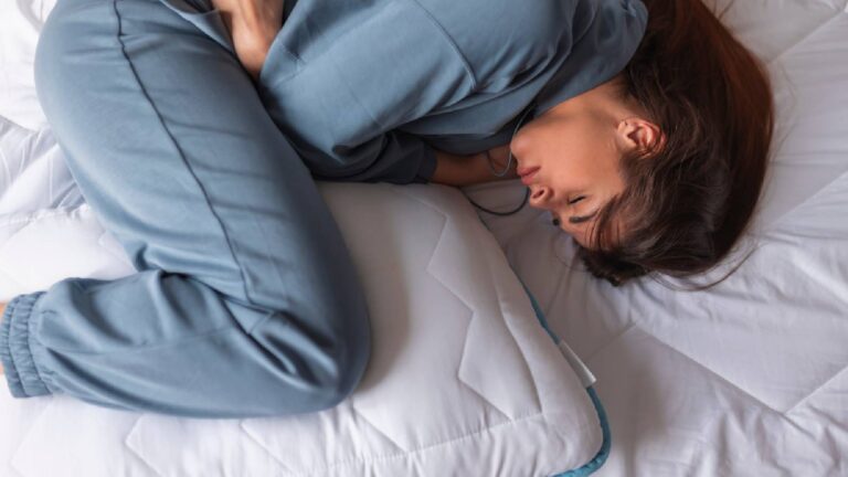 Una donna che dorme su un letto