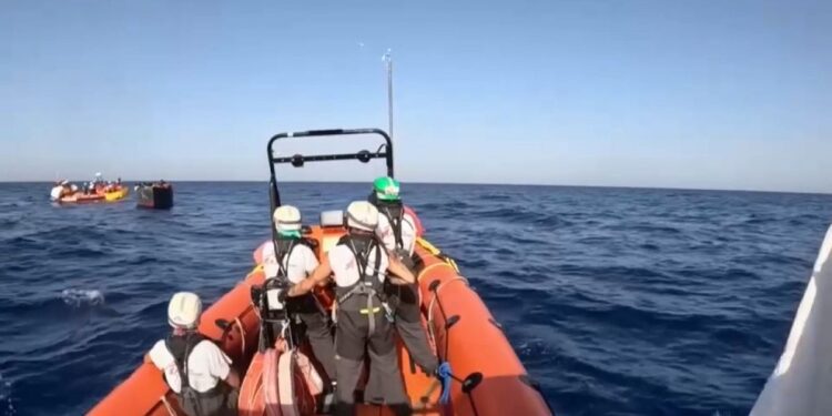 MSF: almeno 73 migranti salvati in mare al largo della Libia 35 MSF dinghy approaching migrants’ boat