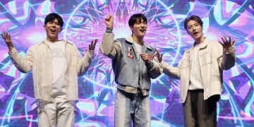 Questa boy band K-pop con problemi di udito usa l'intelligenza artificiale per aiutarli a cantare 38 Big Ocean on stage