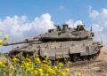 Il generale israeliano annuncia i piani per una possibile invasione via terra del Libano 43 FILE: Israeli soldiers drive a tank on the border with Gaza Strip, in southern Israel, 19 March 2024