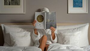 Kiwi, sole e un pappuccino: la guida di un esperto per dormire meglio durante il viaggio