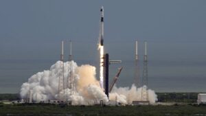 Il razzo Falcon 9 di SpaceX si è arenato dopo aver lanciato la navicella spaziale in missione di salvataggio sulla ISS