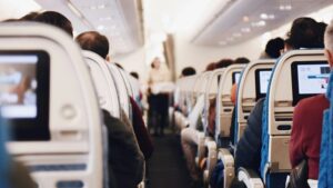 Perché non dovresti mai usare la tasca del sedile e altri consigli degli esperti per evitare l'influenza in volo
