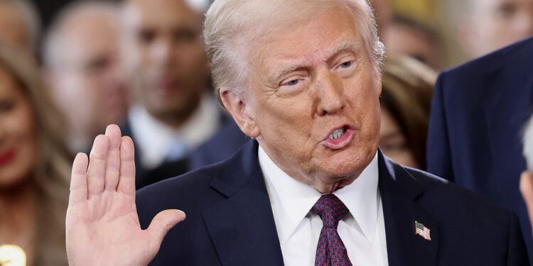 Donald Trump mette fine all'app sull'immigrazione che ha dato accesso a oltre 1 milione di migranti nella prima ora da presidente 35 President-elect Donald Trump takes the oath of office during the 60th Presidential Inauguration in the Rotunda of the U.S. Capitol in Washington, Monday, Jan. 20, 2025.