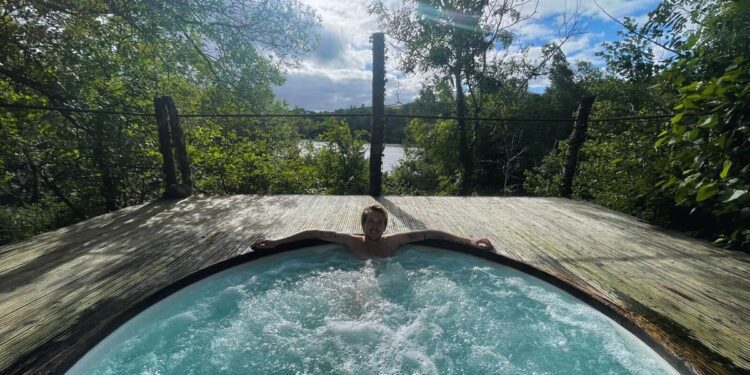 "Hai garantito di non vedere un'anima": questa foresta è la migliore spa europea? 35 Liam Gulliver in the jacuzzi at Finn Lough