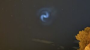 Qual è stata la spirale blu luminosa vista nel cielo notturno sopra l'Europa?