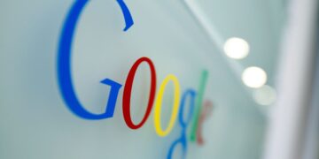 Utilizzando l'IA di Google prompt a cinque gocce d'acqua o l'energia necessaria per guardare 9 secondi di TV 1 The Google logo is seen at the Google headquarters in Brussels.