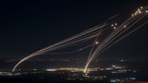 Qual è il sistema di difesa missilistica "Golden Dome" proposto da Donald Trump e come funzionerebbe?