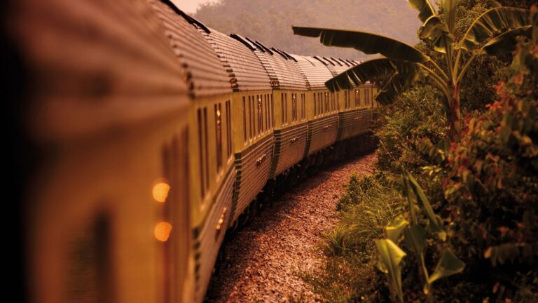 Viaggia attraverso la foresta pluviale nel lusso sull'ultimo treno dormiente della Malesia