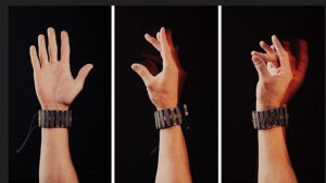 Il nuovo braccialetto di Meta ti consente di digitare senza toccare uno schermo. Ecco come funziona il dispositivo AI