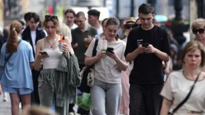 La Russia blocca le chiamate tramite WhatsApp e Telegram mentre stringe il controllo su Internet