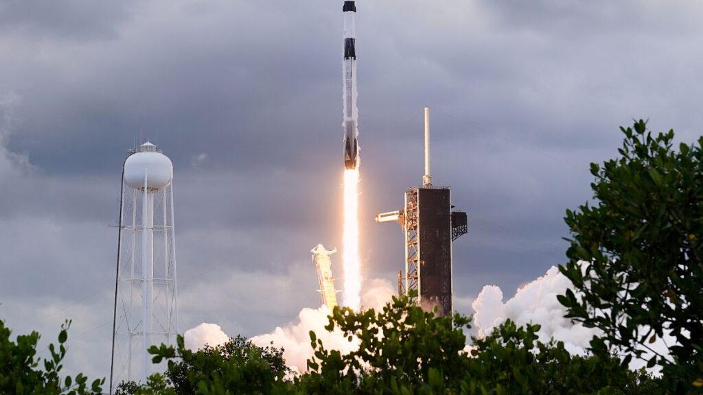 SpaceX consegna quattro astronauti alla stazione spaziale internazionale solo 15 ore dopo il lancio