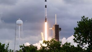 SpaceX consegna quattro astronauti alla stazione spaziale internazionale solo 15 ore dopo il lancio