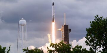 SpaceX consegna quattro astronauti alla stazione spaziale internazionale solo 15 ore dopo il lancio