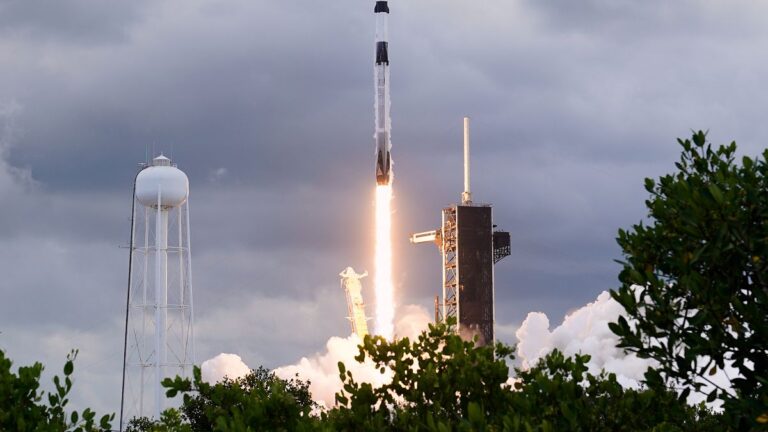 SpaceX consegna quattro astronauti alla stazione spaziale internazionale solo 15 ore dopo il lancio