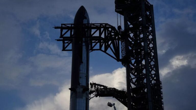 SpaceX per lanciare l'astronave Rocket in Test per le ambizioni di luna e Marte di Elon Musk