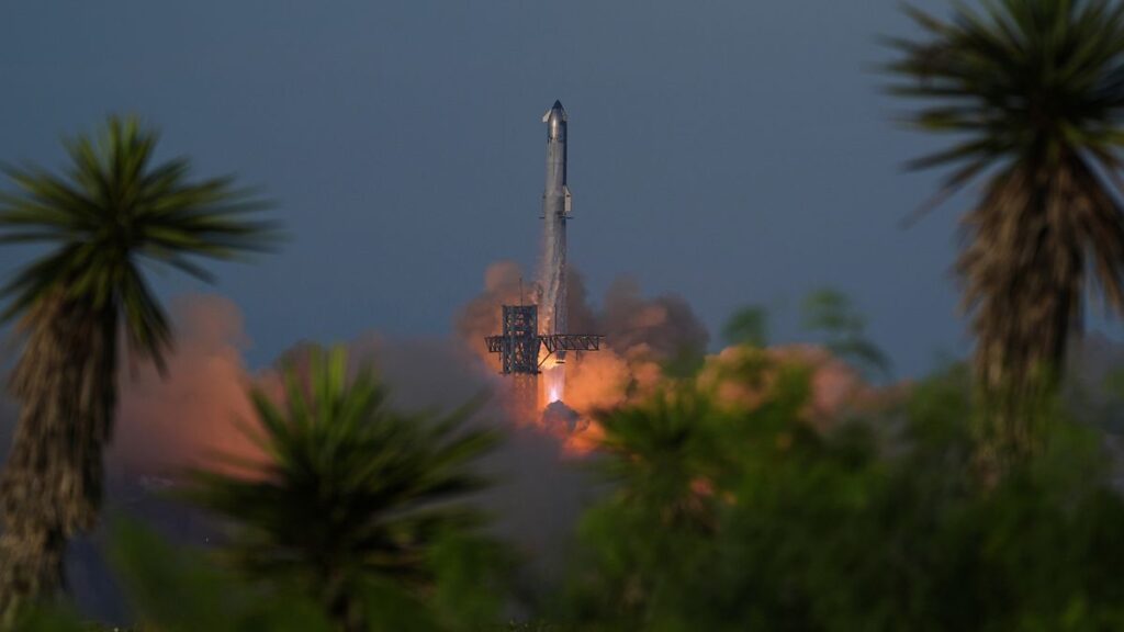 SpaceX tira fuori il lancio del razzo starship, schierando satelliti fittizi nello spazio