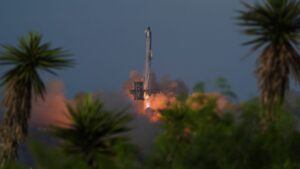 SpaceX tira fuori il lancio del razzo starship, schierando satelliti fittizi nello spazio