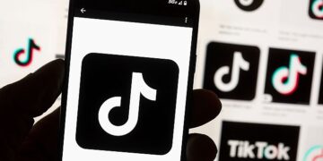 Tiktok ha lanciato note della comunità. Perché i siti di social media stanno scommettendo sul controllo dei fatti di crowdsourcing?