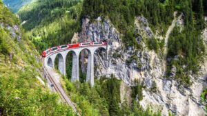 Dalle funivie rotanti ai treni a vapore: sperimenta tutta la Svizzera con questi viaggi classici