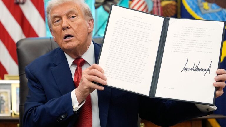Donald Trump approva l'accordo proposto per mettere Tiktok sotto la proprietà degli Stati Uniti. Ecco cosa sappiamo