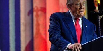 Donald Trump incolpa l'IA per i video che mostrano oggetti lanciati dalla Casa Bianca. È la nuova "notizia falsa"? 2 Donald Trump incolpa l'IA per i video che mostrano oggetti lanciati dalla Casa Bianca. È la nuova "notizia falsa"?