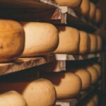 Fino a che punto viaggeresti per il formaggio? Scopri i segreti di formaggio più tenuti in Europa in questo viaggio epico