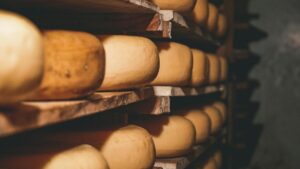 Fino a che punto viaggeresti per il formaggio? Scopri i segreti di formaggio più tenuti in Europa in questo viaggio epico