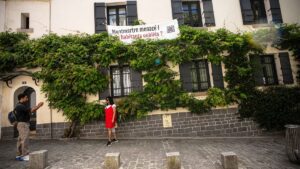 I residenti di Parigi combattono il superamento e la "disneyfication" dell'amato quartiere di Montmartre