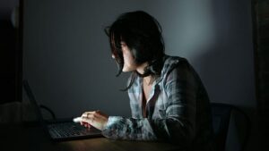 Psicosi di intelligenza artificiale: perché i chatbot stanno facendo perdere le persone alla realtà?