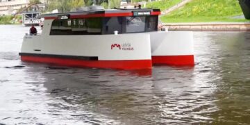 Questa è la prima barca elettrica in Europa a spingere il pubblico su un fiume. Ma verrà usato?