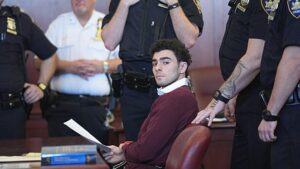 Shein rimuove l'elenco della camicia dopo aver usato la possibile immagine di AI di Luigi Mangone