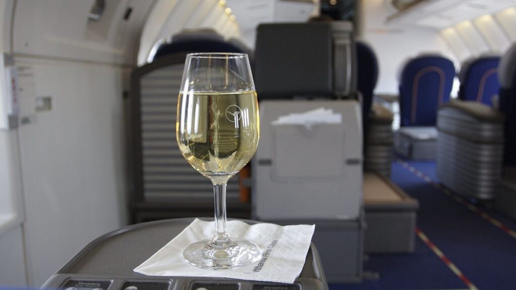 Air Canada offre alcolici gratuiti in economia. Sarà comfort o caos a 10.000 metri?