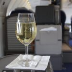 Air Canada offre alcolici gratuiti in economia. Sarà comfort o caos a 10.000 metri?