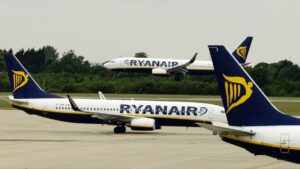 Ryanair denuncia le agenzie di viaggio online perché fanno pagare troppo ai clienti. Ecco come evitare i markup
