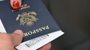 Il nuovo sistema di ingresso/uscita dell'UE verrà lanciato questa settimana. Cosa sapere su visti, assicurazioni e ritardi