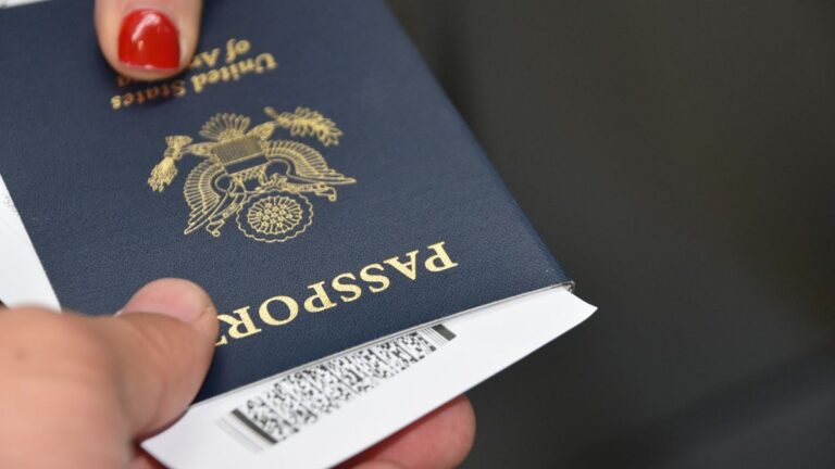 Il nuovo sistema di ingresso/uscita dell'UE verrà lanciato questa settimana. Cosa sapere su visti, assicurazioni e ritardi
