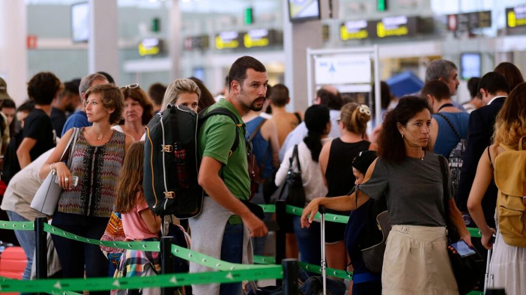 Il nuovo sistema di ingressi/uscite dell'UE verrà lanciato questo fine settimana. Ecco come possono prepararsi i viaggiatori
