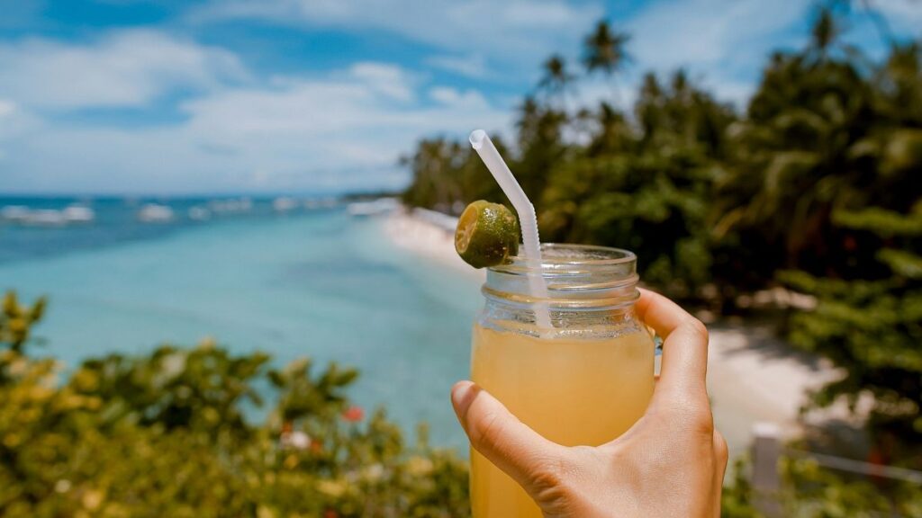 I viaggiatori hanno avvertito dell'alcol contaminato all'estero. Quali destinazioni sono oggi considerate ad alto rischio?