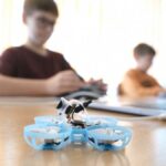 I bambini lituani imparano a costruire, programmare e far volare i droni in un corso doposcuola