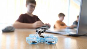 I bambini lituani imparano a costruire, programmare e far volare i droni in un corso doposcuola