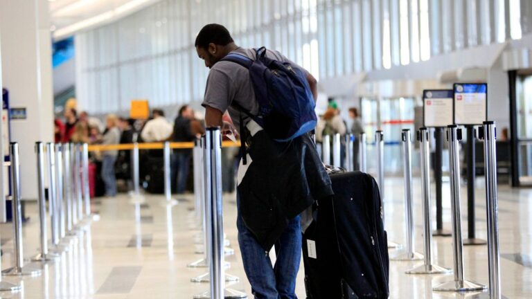 I passeggeri bloccati mentre il gioco delle compagnie aeree a basso costo arriva. Quali sono i tuoi diritti?