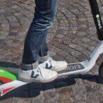 Scooter elettrici a Praga: stop dal 2026 e caos urbano in arrivo