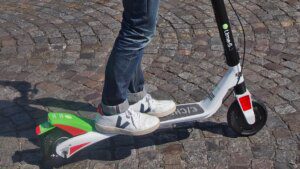 Scooter elettrici a Praga: stop dal 2026 e caos urbano in arrivo