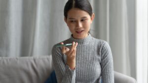 La maggior parte delle persone non riesce a distinguere tra l'intelligenza artificiale e le voci umane, secondo uno studio